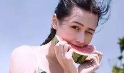 女生网红吃瓜图片高清,高清瓜果盛宴，女生网红带你领略视觉盛宴