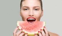 女生网红吃瓜图片高清,高清瓜果盛宴，女生网红带你领略视觉盛宴